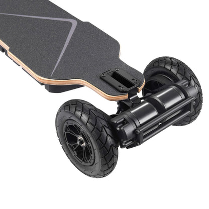 Zoom sur le moteur arrière du Explorer Pro 7000W avec roues tout-terrain et grip antidérapant
